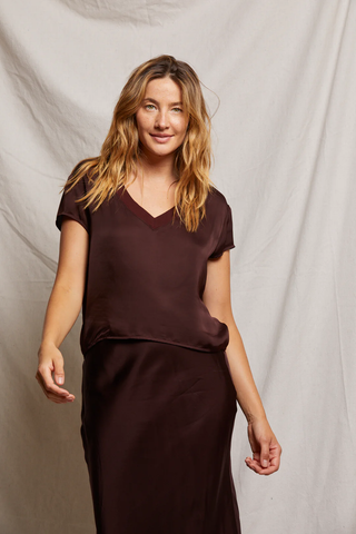 Amelie Satin V Neck Tee - Blackberry